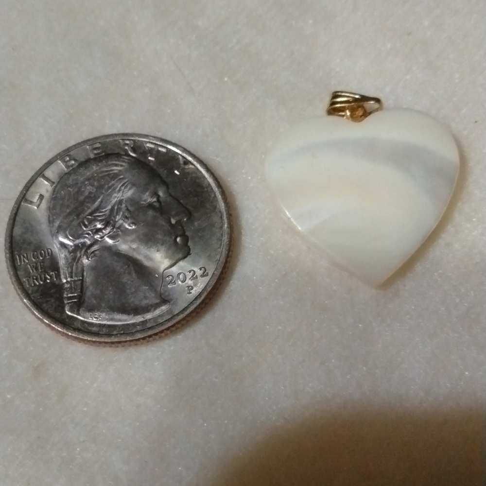 Mother of pearl charm heart shaped NWT (sku 343) - Picture 4 of 4
